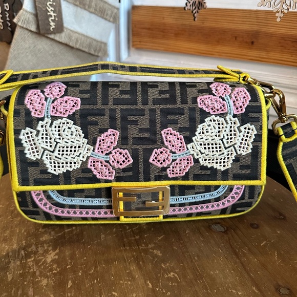 Fendi Zucca Floral Embroidered Baguette Medium - Picture 2 of 16